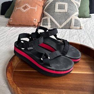 *SOLD* Teva Universal Flatform Platform Sandals